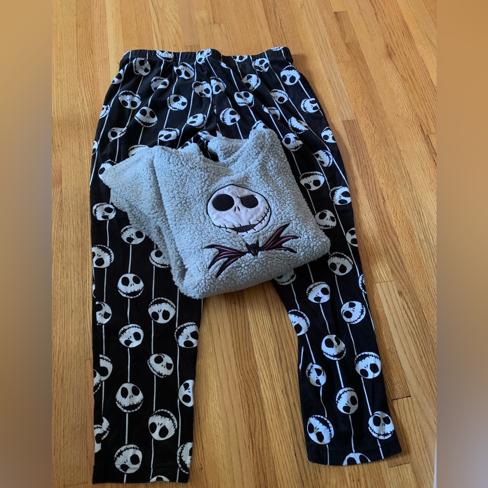 Women’s Disney Nightmare before Christmas pajama set.